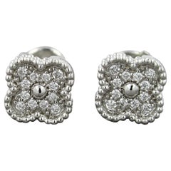 Van Cleef & Arpels Sweet Alhambra, clous d'oreilles en or blanc 18 carats pavés de diamants