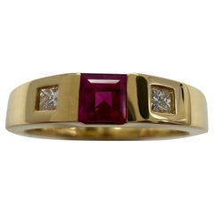 18 Karat Gelbgold Vintage Tiffany & Co Ring mit drei Steinen, feiner rosa-roter Rubin und Diamant
