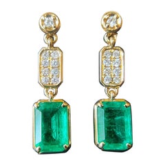Boucles d'oreilles pendantes en or jaune 18 carats avec émeraude naturelle de Zambie et diamants