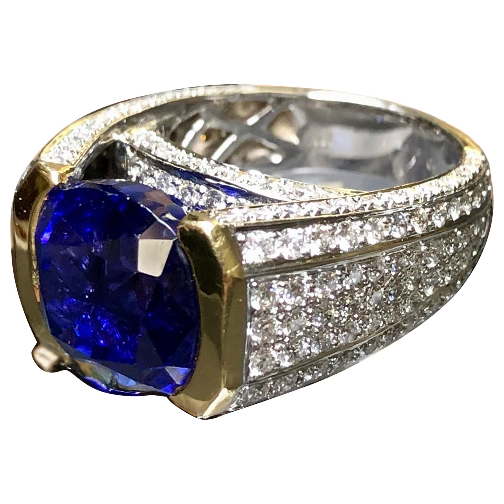 Bague cocktail en diamants pavés 18 carats et tanzanite coussin 13,25 carats poids total, taille 7