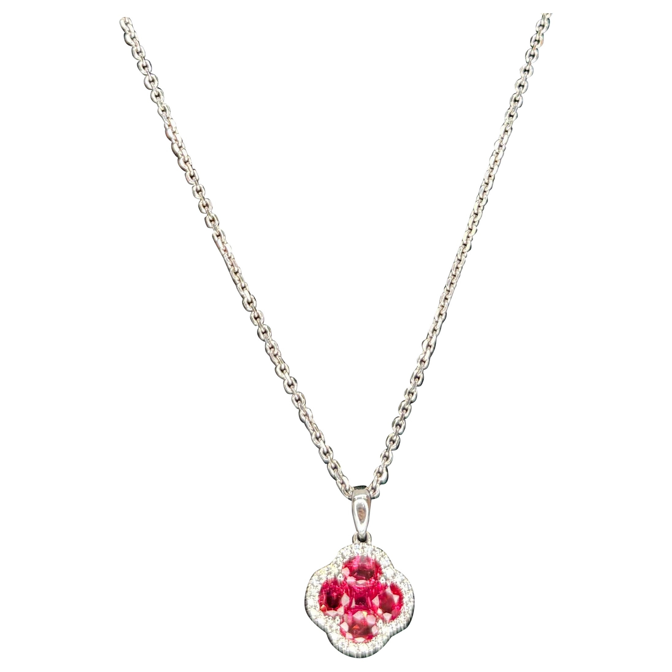 Collar Colgante Flor de Rubí Natural y Diamantes en Racimo de Oro Blanco de 14k en venta