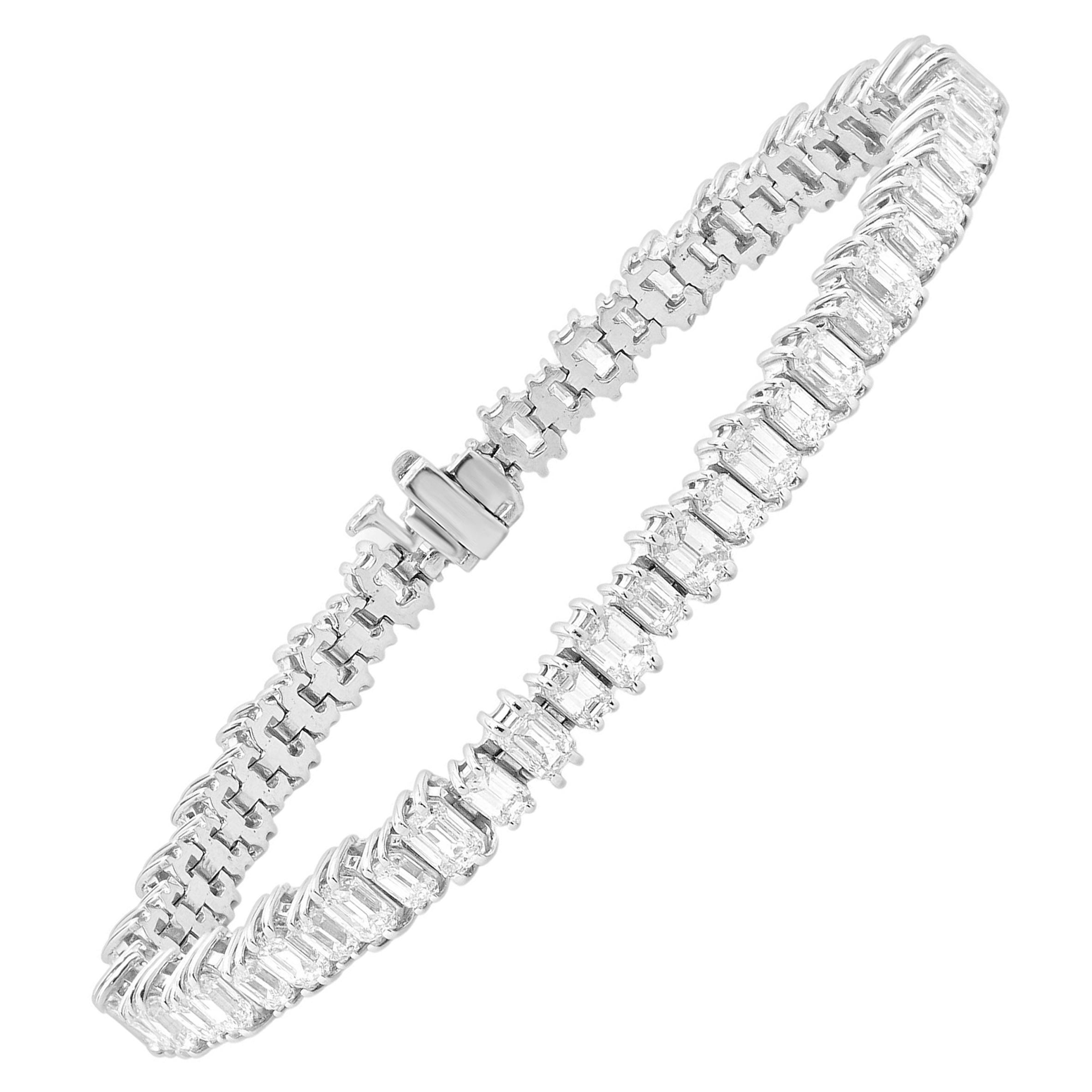 14 Karat White Gold Emerald Cut Diamond Tennis Bracelet For Sale