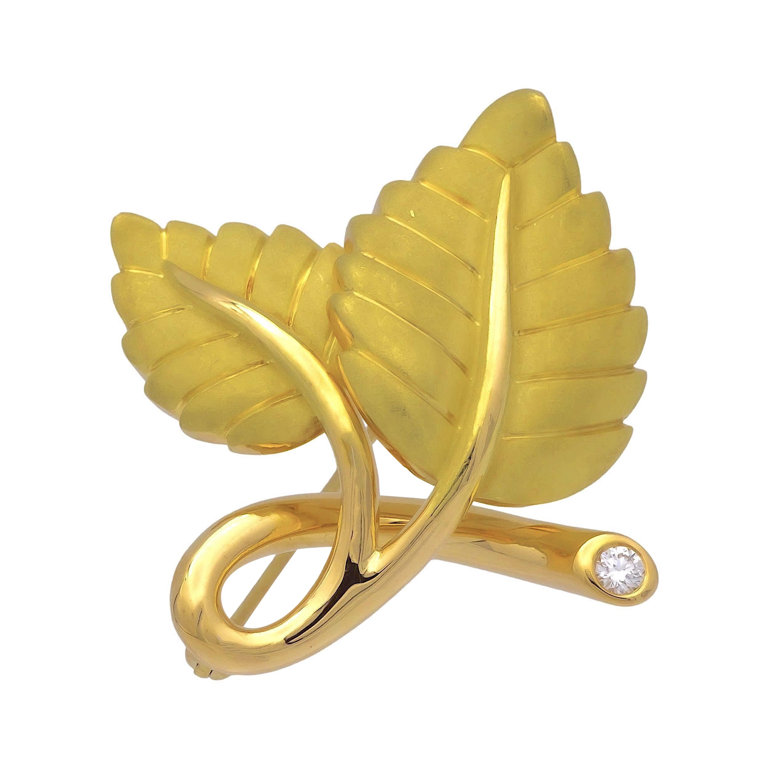 Tiffany & Co. Broche feuille vintage en or jaune 18 carats avec diamants en vente