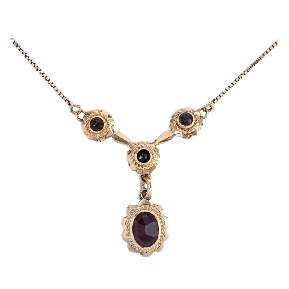 Gold necklace with garnets, Italy, first half of the 20th century. For Sale