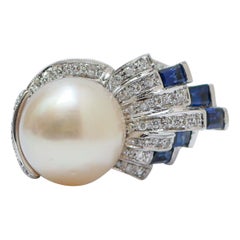 Perla bianca, zaffiri, diamanti, anello di platino.