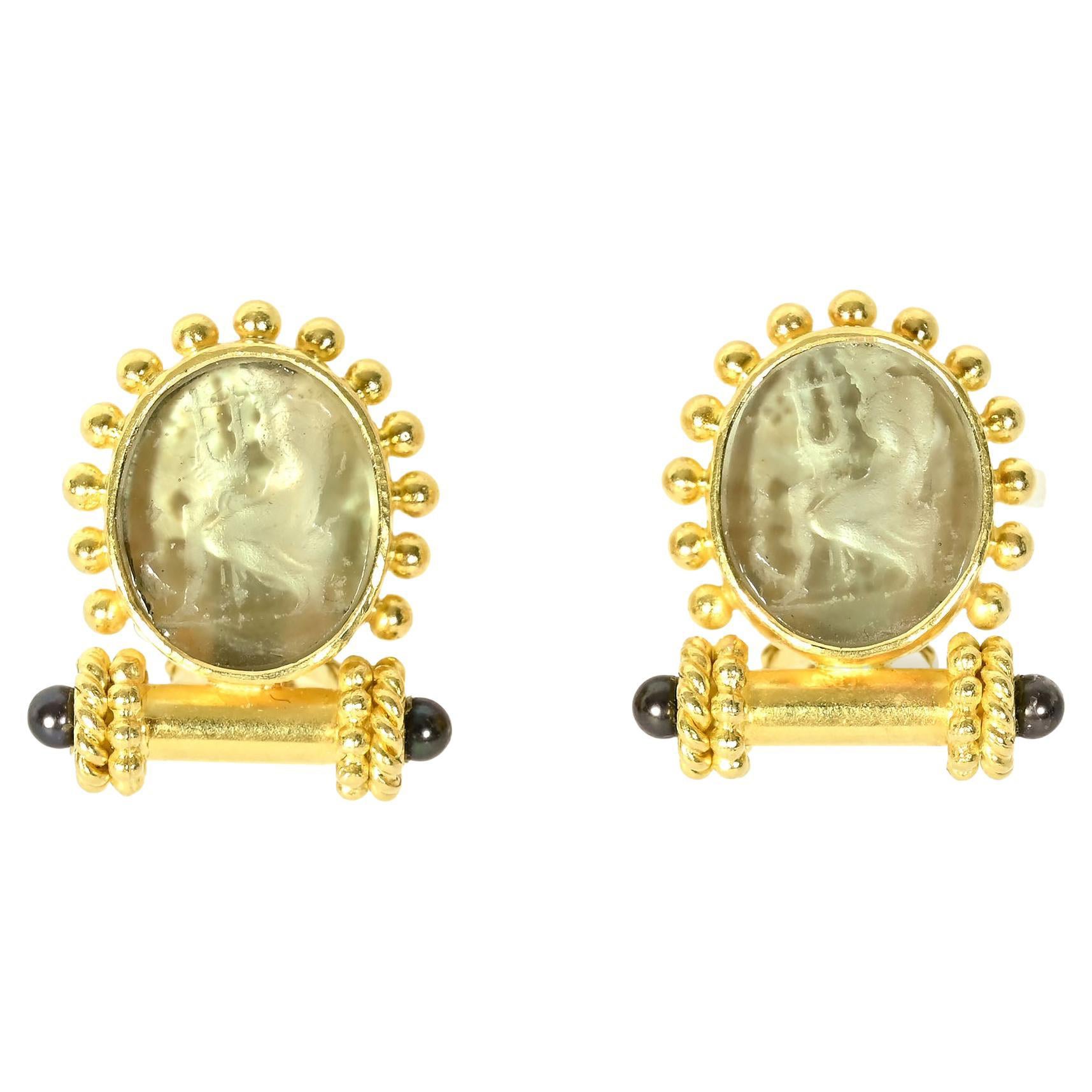 Boucles d'oreilles en intaille d'Elizabeth Locke représentant une femme jouant de la lyre en vente