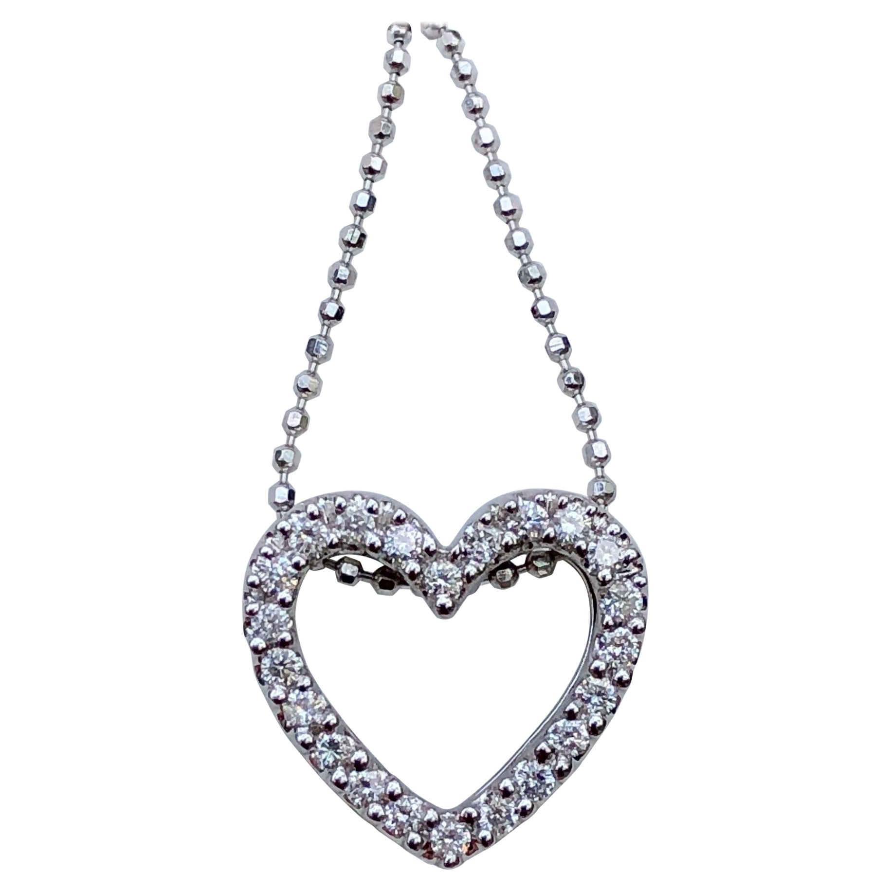 Magnifique pendentif en or blanc 18 carats avec chaîne 18 carats et diamants en forme de cœur sans réserve  en vente