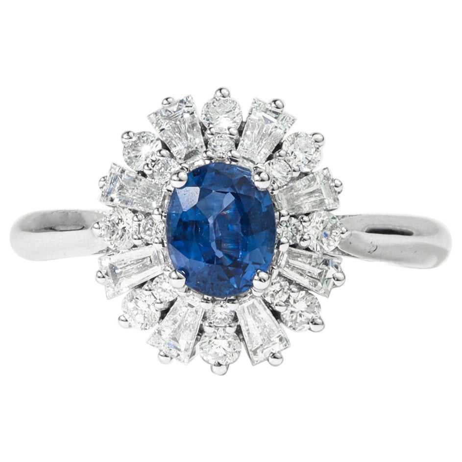 Verlobungsring aus Weißgold mit ovalem blauem Saphir und Diamant Baguette-Halo mit Baguette-Halo im Angebot