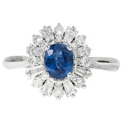 Bague de fiançailles cocktail en or blanc avec saphir bleu ovale, diamant baguette et halo