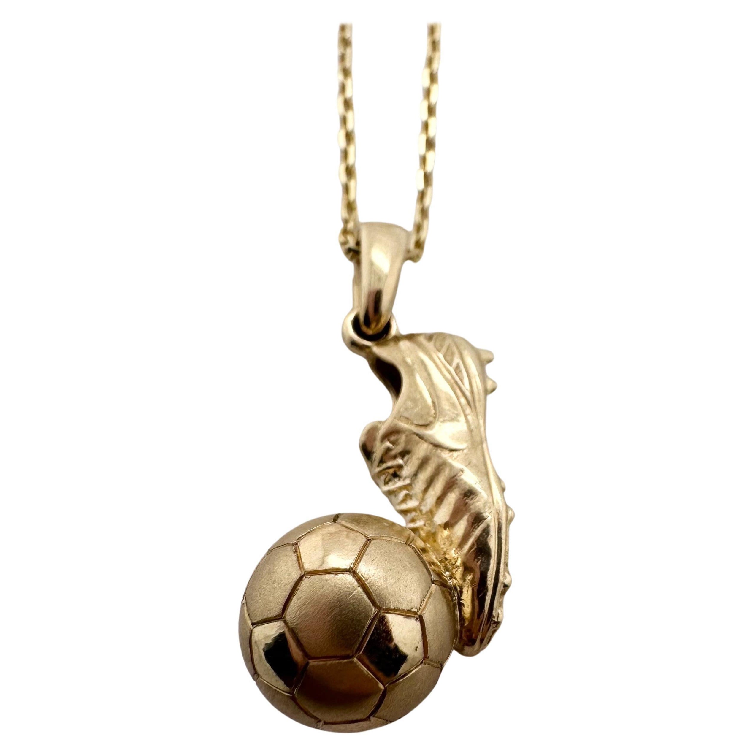 Soccer ball pendant 14KT yellow gold MENS soccer messi ronaldo clits pendant  For Sale