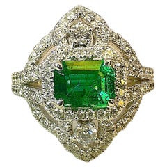 Anello con smeraldo e diamanti dal design vintage