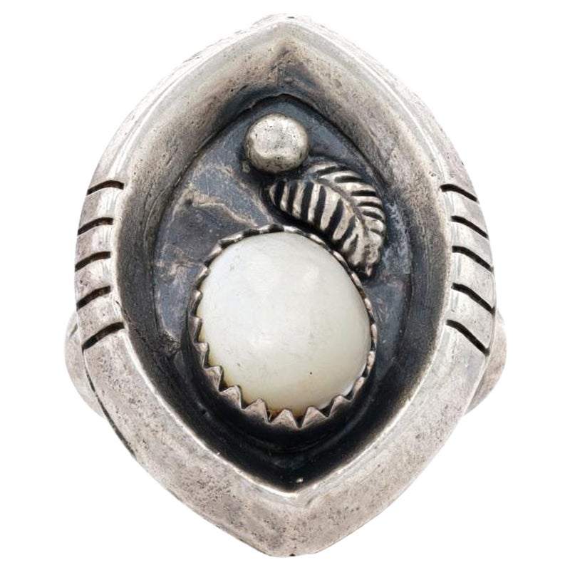 Native American Mother of Pearl Ring - Sterling Silver 925 Feather Solitaire For Sale