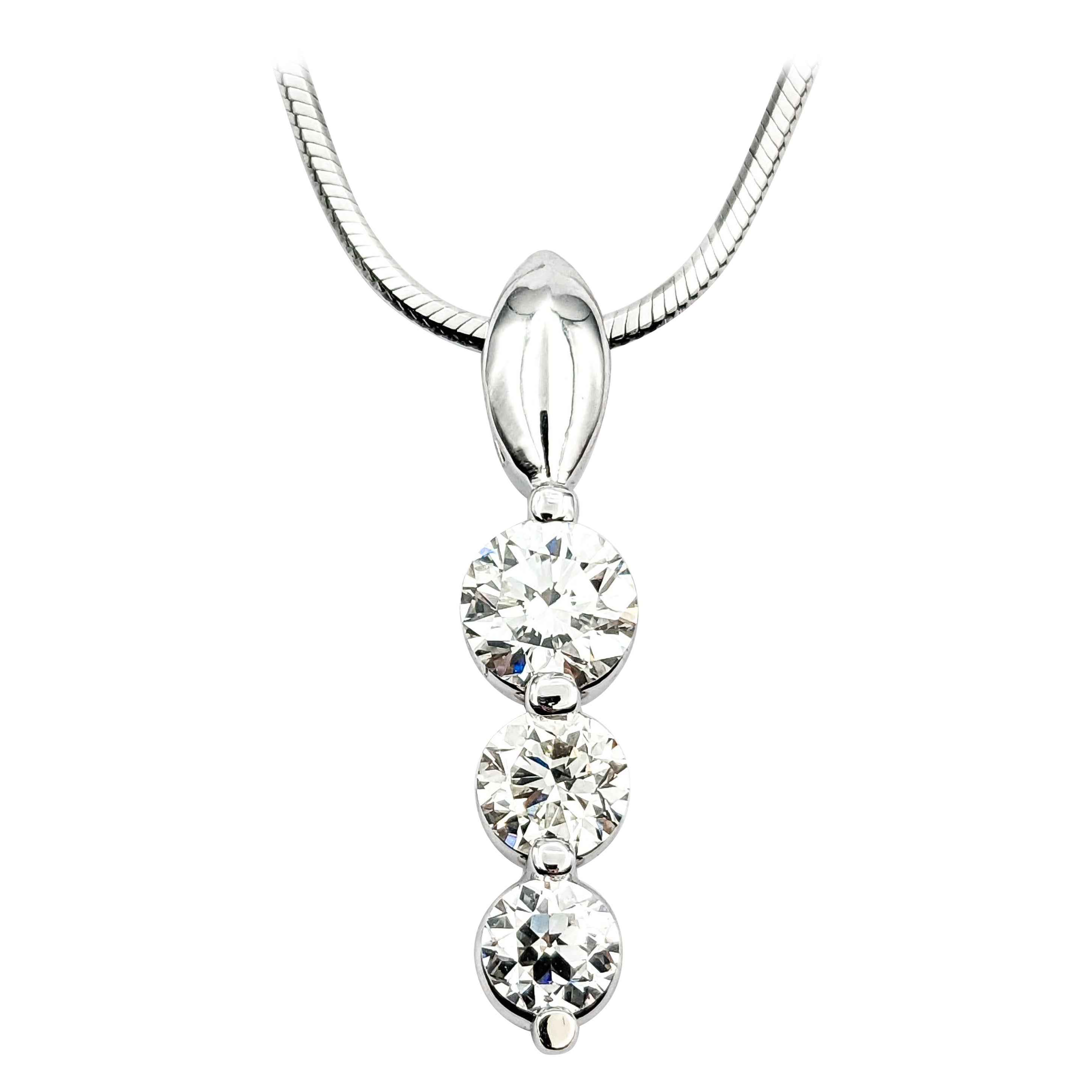 Collier pendentif romantique Past, Present, Future en or blanc et diamants