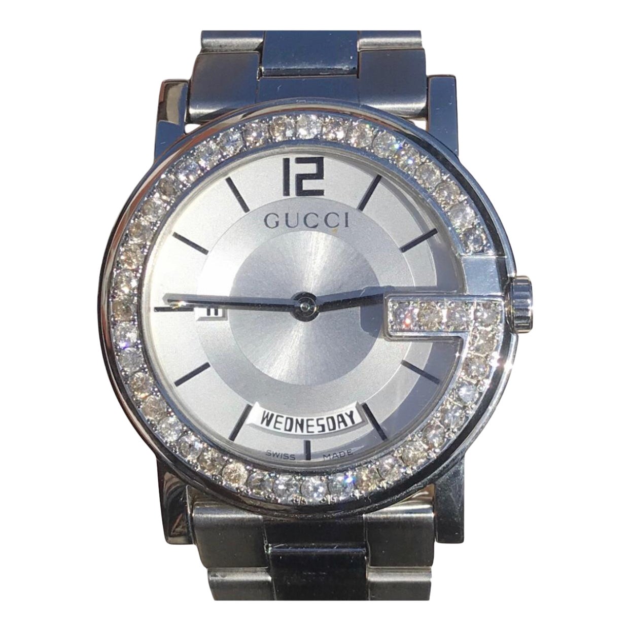 Montre Gucci G Day Date avec cadran blanc de fabrication suisse et diamants 3 carats sur mesure 1 en vente