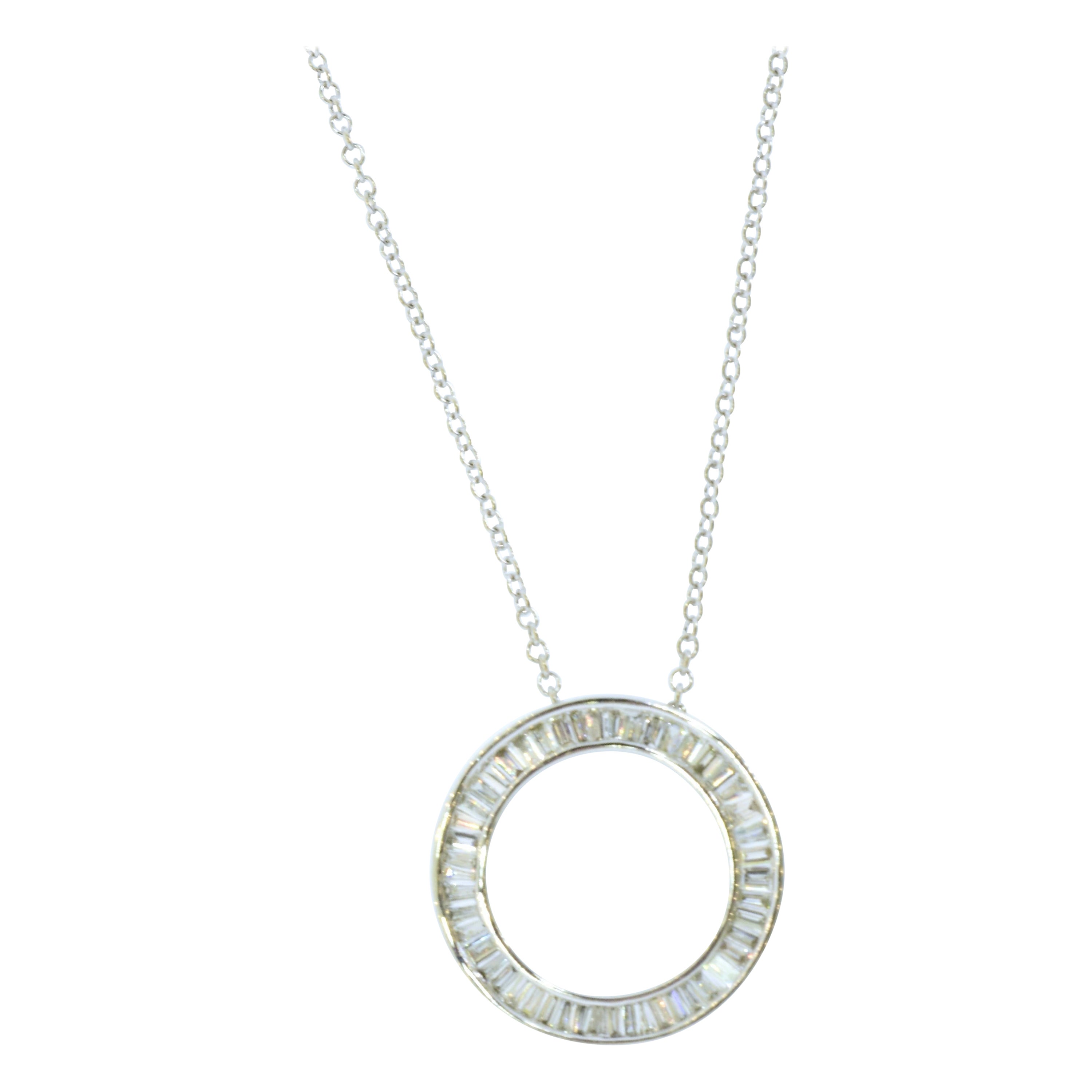 Halskette mit Diamant-Anhänger im Kreis mit 1,50 Karat feinen Diamanten im Fancy-Schliff im Angebot