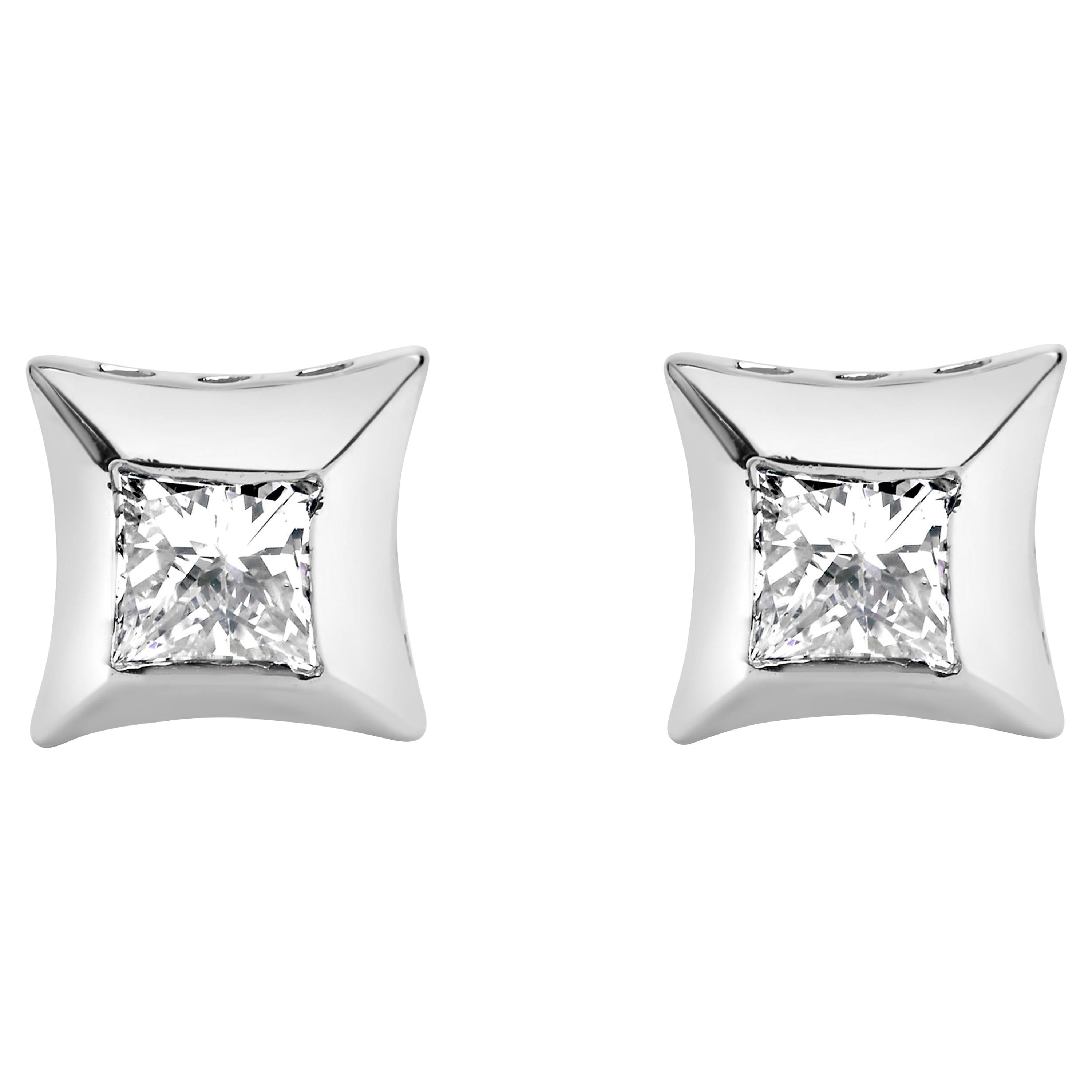 Boucles d'oreilles en or blanc 10 carats 1/2 carat en sertissage invisible de diamants taille princesse en vente