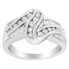 Bague bypass en or blanc 10 carats avec diamants ronds et baguettes de 3/4 carat