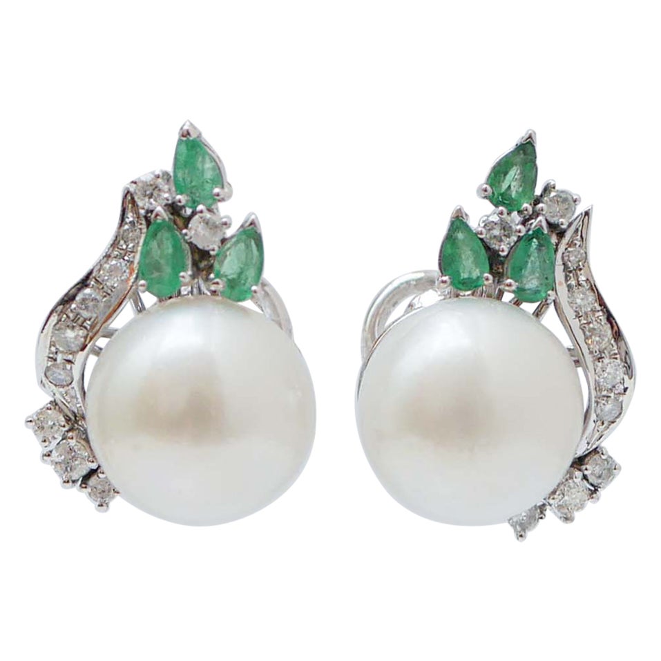 Pendientes de perlas del Mar del Sur, esmeraldas, diamantes y oro blanco de 14 quilates.