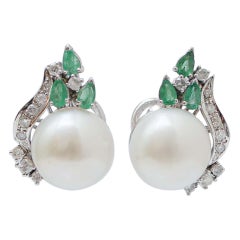 Pendientes de perlas del Mar del Sur, esmeraldas, diamantes y oro blanco de 14 quilates.