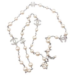 Lange Chanel-Halskette, 5 Silber CC Kristall Kunstperlen