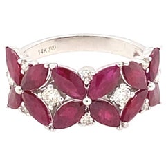 Anillo en racimo de oro blanco con rubí marquesa y diamantes de 3,66 quilates