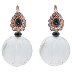 Orecchini in cristallo di rocca, onice, diamanti, zaffiri, oro rosa e argento.