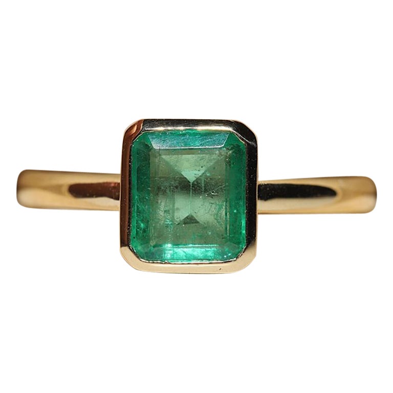 New Made 18k Gold Natural Colombian Emerald Decorated Engagement Solitaire Ring  en vente