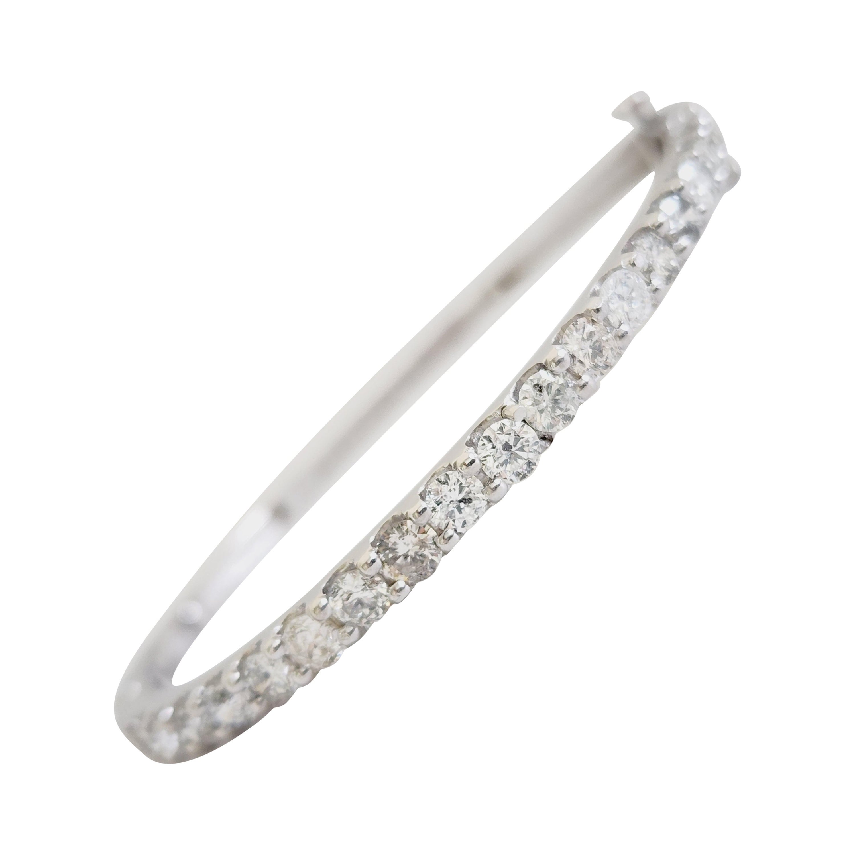 3.73 Carat Bangle or blanc 14 Karat Bracelet