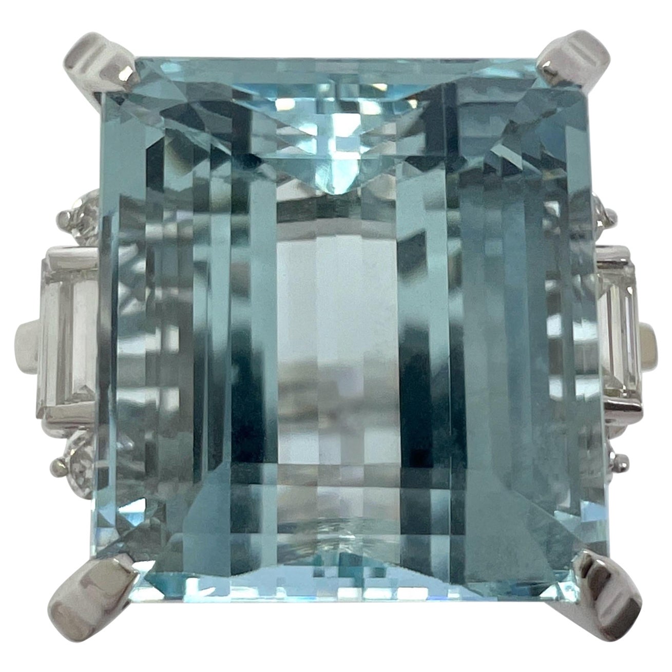 10.25 Carat Emerald Cut Aquamarine and Diamond Platinum Art Deco Ring (Bague Art Déco en platine) en vente