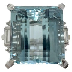 Anillo Art Déco de Platino con Aguamarina y Diamantes talla Esmeralda Azul Claro de 10,25 Quilates