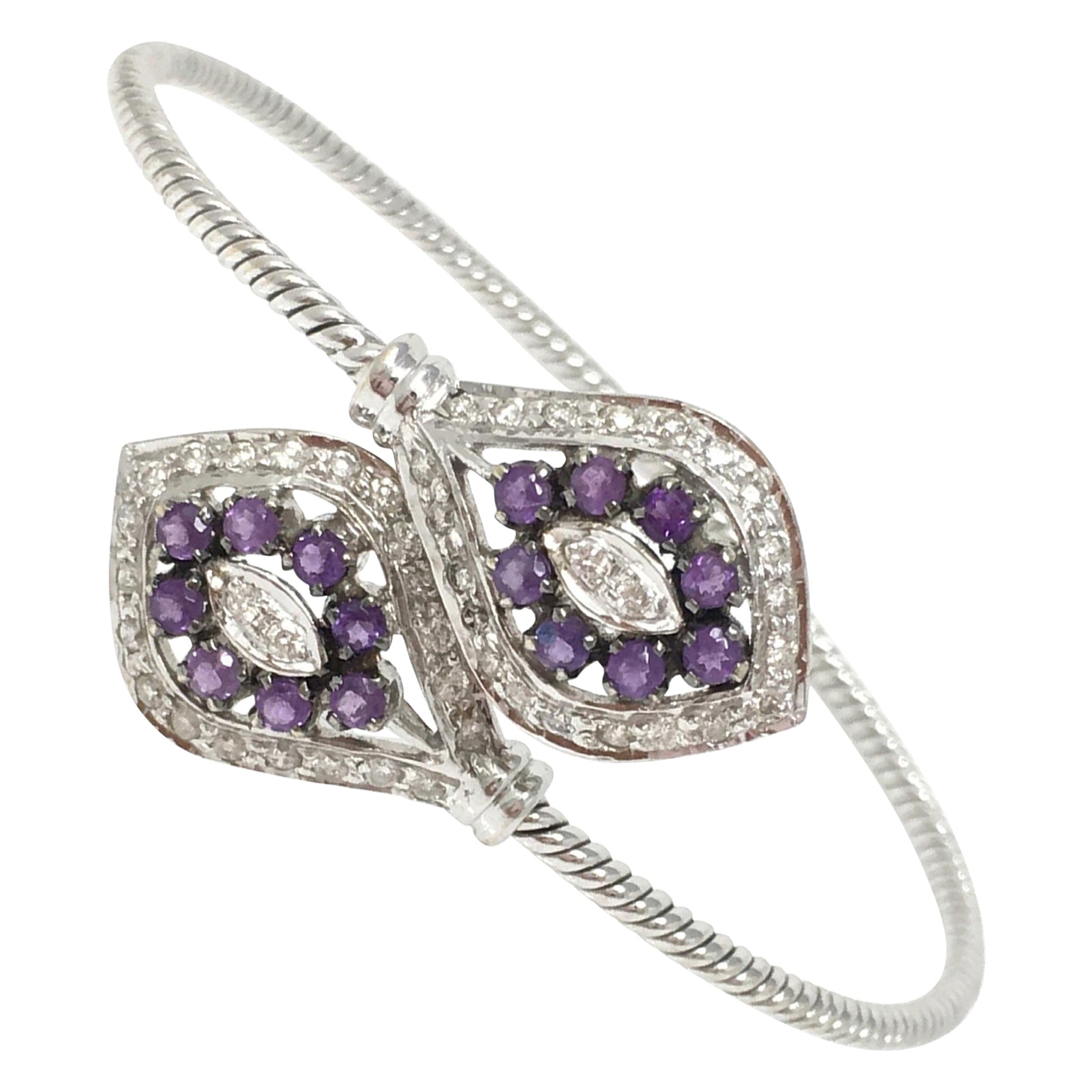 Bracelet flexible en or blanc 18 carats composé de diamants ronds et brillants et d'améthystes.  en vente