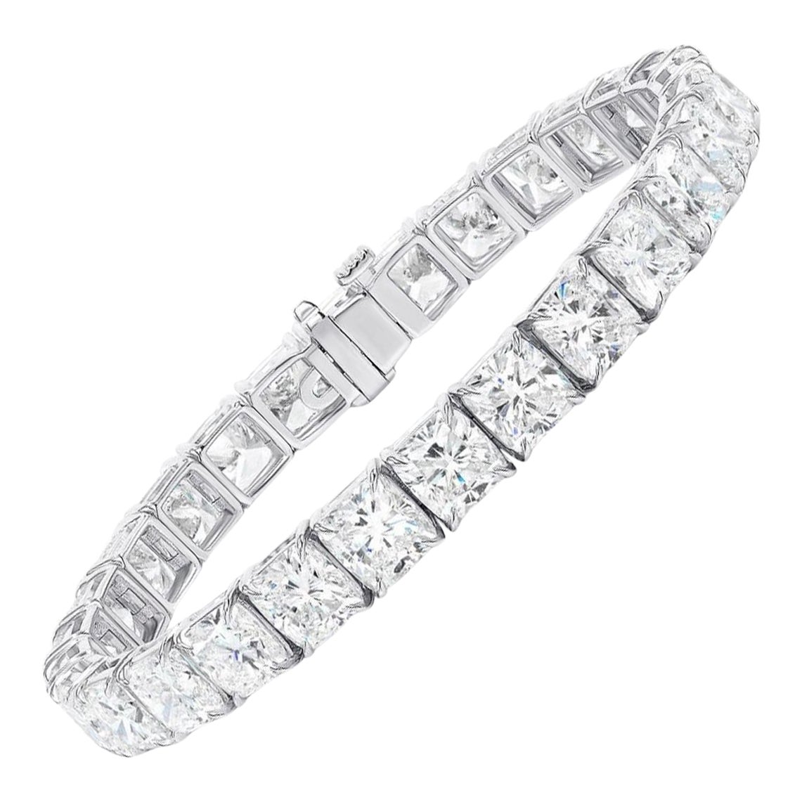 Bracciale da tennis con diamanti taglio cuscino certificato GIA da 28.80 carati