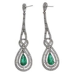 Boucles d'oreilles pendantes en or blanc avec diamant émeraude