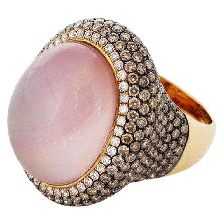 One-of-a-kind cocktail ring in 18 karat pink gold with rose quartz and diamonds For Sale
