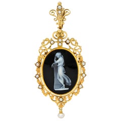 Broche pendentif victorienne française ancienne en or 18 carats, perle, agate sculptée et onyx