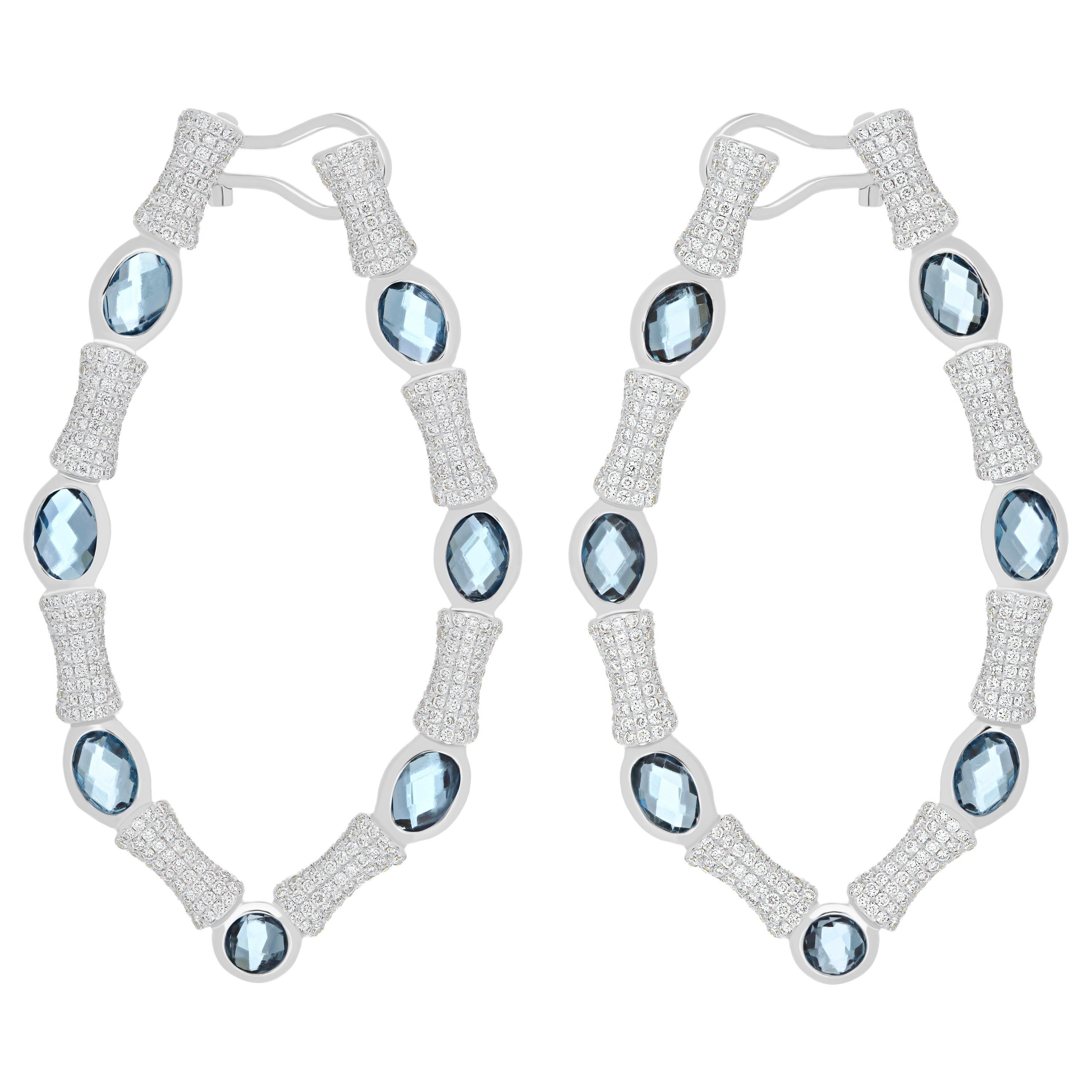 Londoner blauer Topas und Diamant-Ohrringe mit Nieten aus 14 Karat Weißgold im Angebot