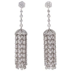 Boucles d'oreilles à pompon en or et diamants avec scène de diamants