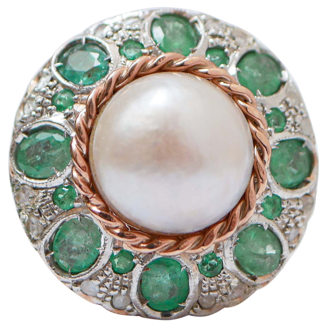 Ring aus Roségold mit Perlen, Smaragden, Diamanten, Roségold und Silber. im Angebot