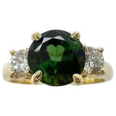Vintage Tiffany & Co. Anello a tre pietre con tormalina verde e diamanti in oro giallo 18 carati
