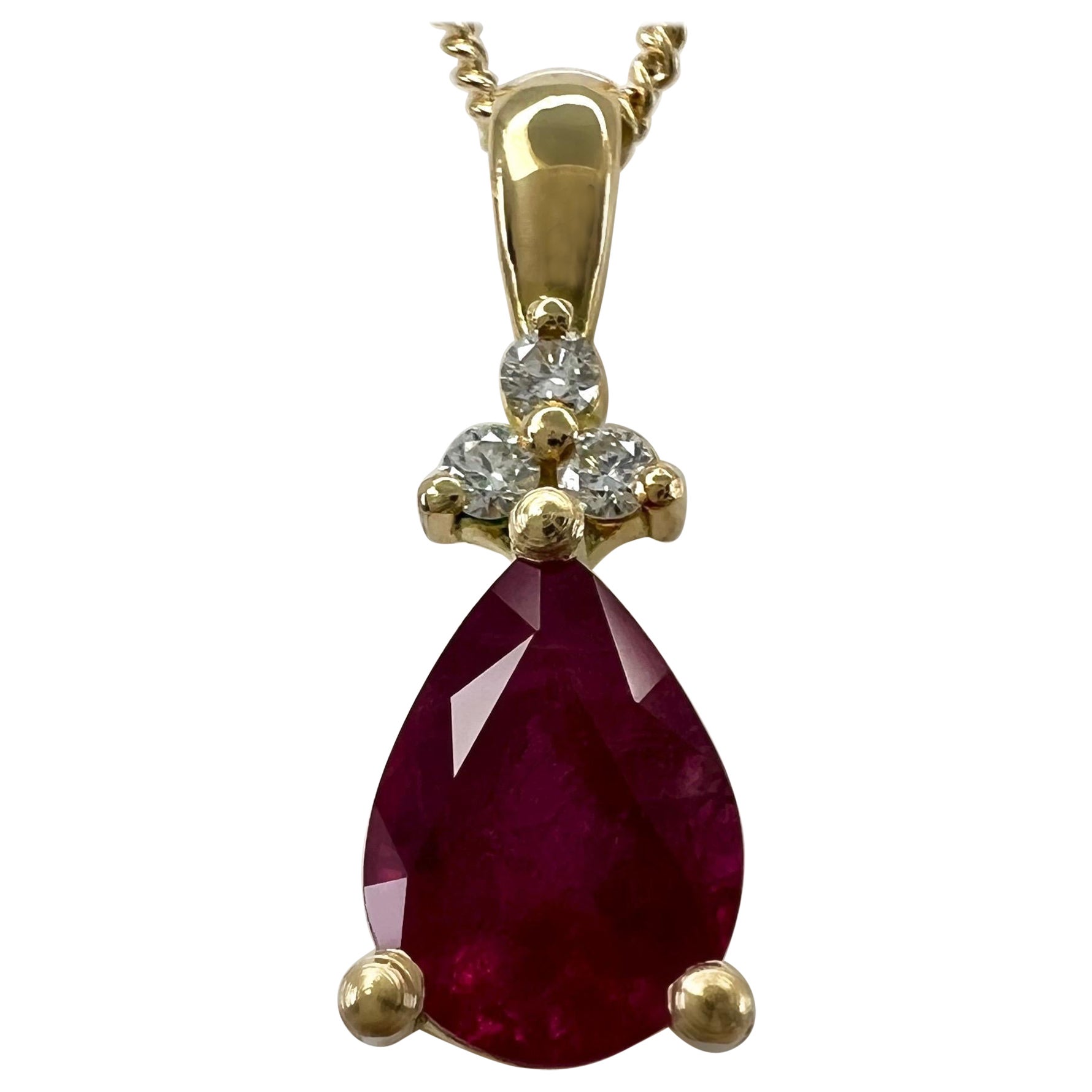 Collier pendentif en or jaune 18 carats avec rubis naturel taille poire de 1,37 carat et diamants en vente