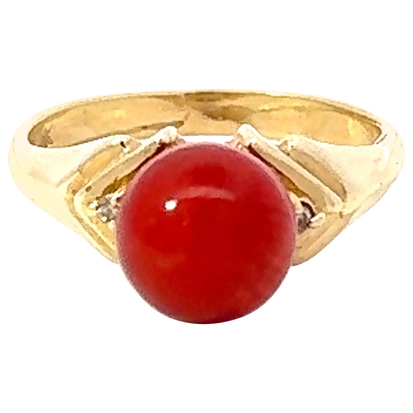 Ring aus 14 Karat Gelbgold mit roter Aka-Korallekugel und Diamant