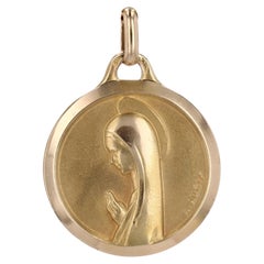 Médaille française des années 1960 signée Augis en or jaune 18 carats Virgin Mary Lady of Lourdes