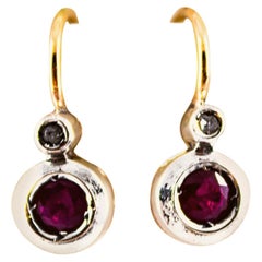 Boucles d'oreilles à levier en or jaune de style Art déco avec rubis et diamants blancs de 1.02 carat