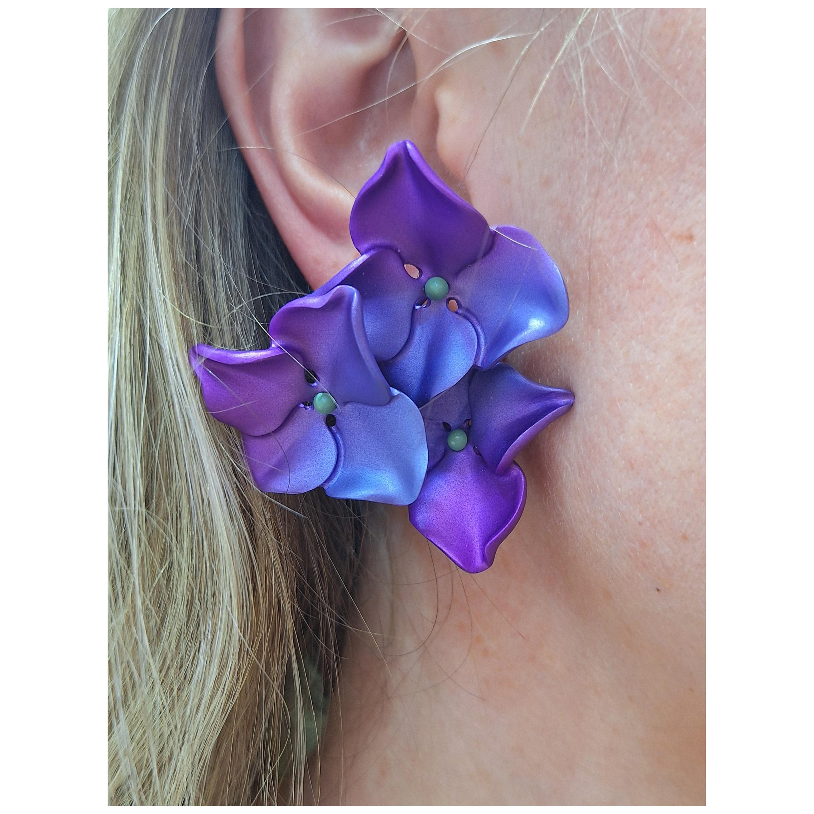 Paris Rosa & Lila Hydrangea-Blumen-Ohrringe aus Aluminium und Gold in Rosa & Lila im Angebot