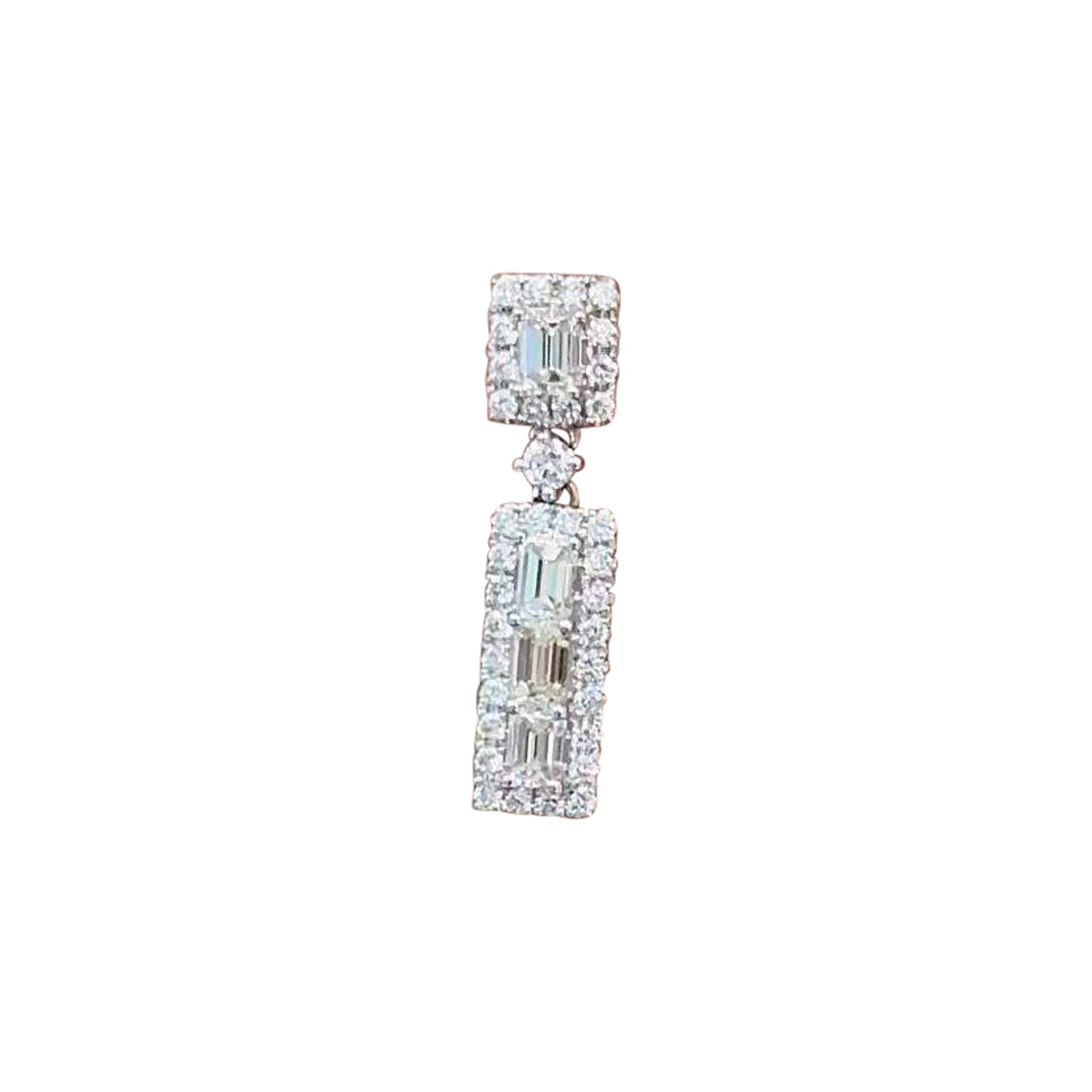 Orecchini in oro bianco 18 kt con diamanti taglio baguette circondati da diamanti rotondi per un totale di 2,20 carati (HI, VS2-SI1)
