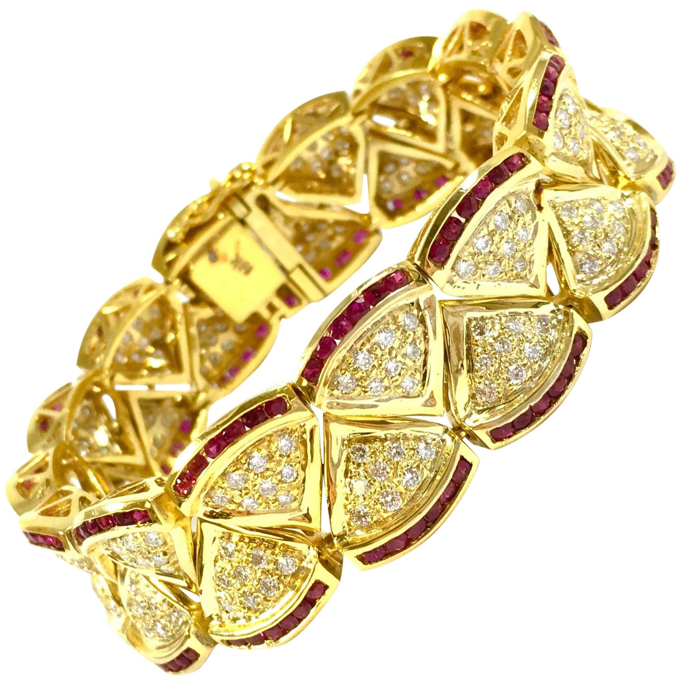 8 Carats Diamonds 5.5 Carats Rubies Scalloped Gold Bracelet For Sale