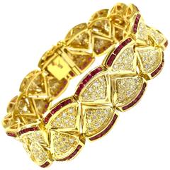 8 Carats Diamonds 5.5 Carats Rubies Scalloped Gold Bracelet
