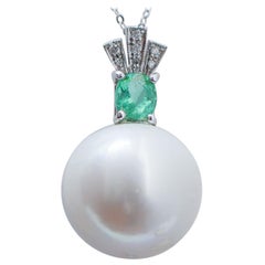 Perle blanche, émeraude, diamants, pendentif en platine.