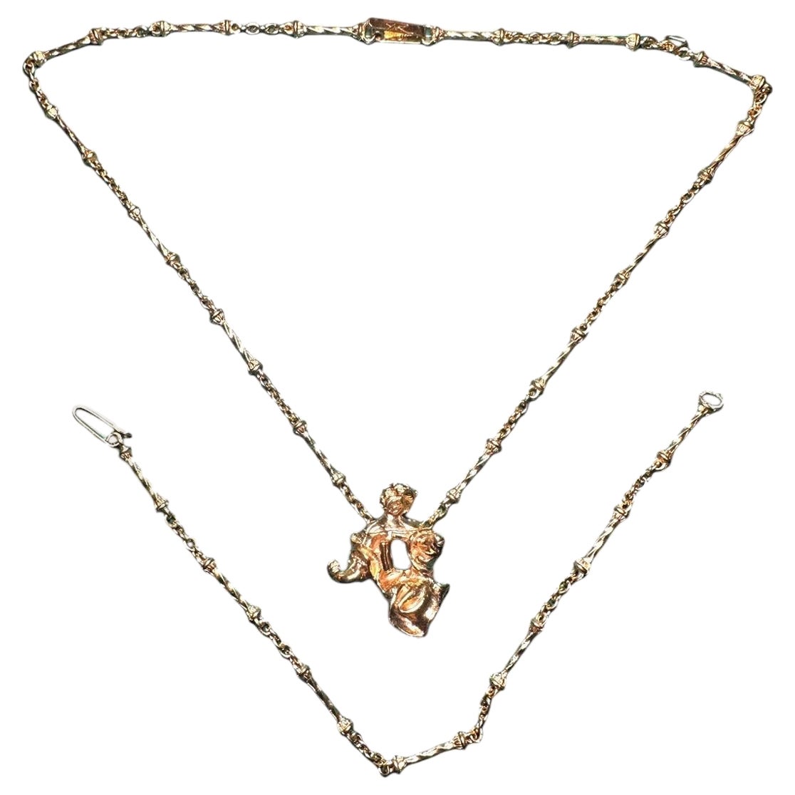 Salvador Dalí
Collier pendentif Madonna de Port en or en vente