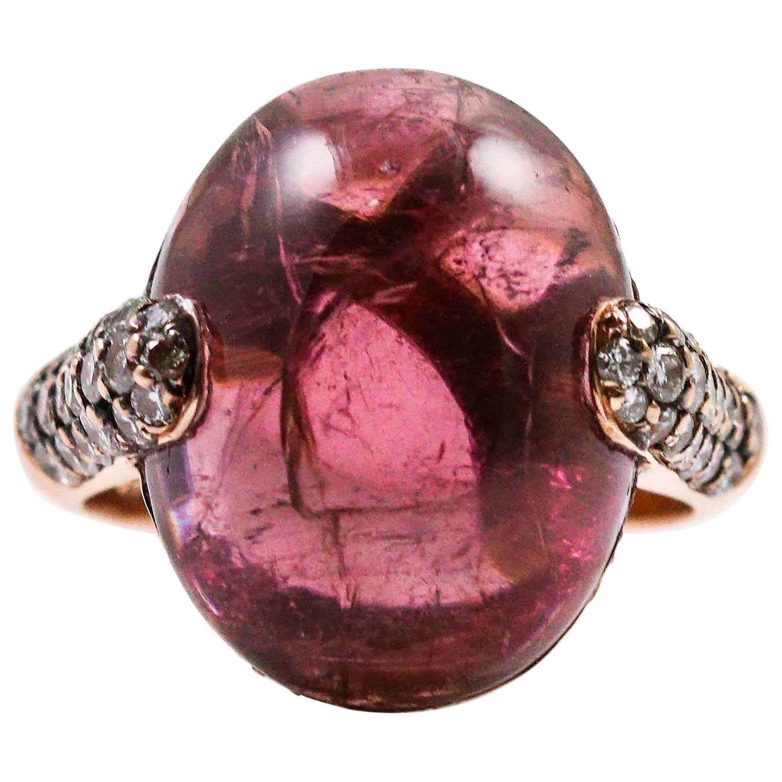 Bague en or avec tourmaline rubellite taillée en cabochon et diamant